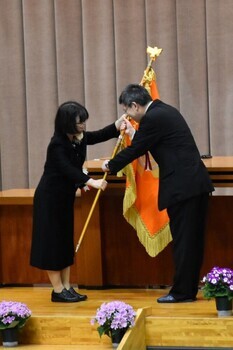 下津井西小学校の学校旗返納の写真