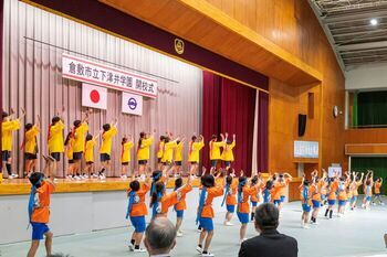 児童生徒によるオープニングイベント（とこはい下津井節）の写真