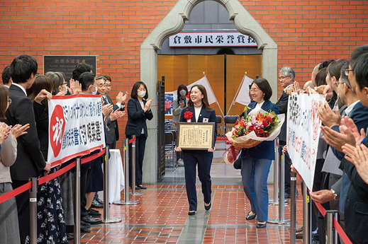 多くの市民が駆け付け祝福