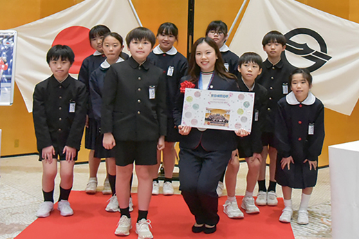粒江小の児童と一緒に