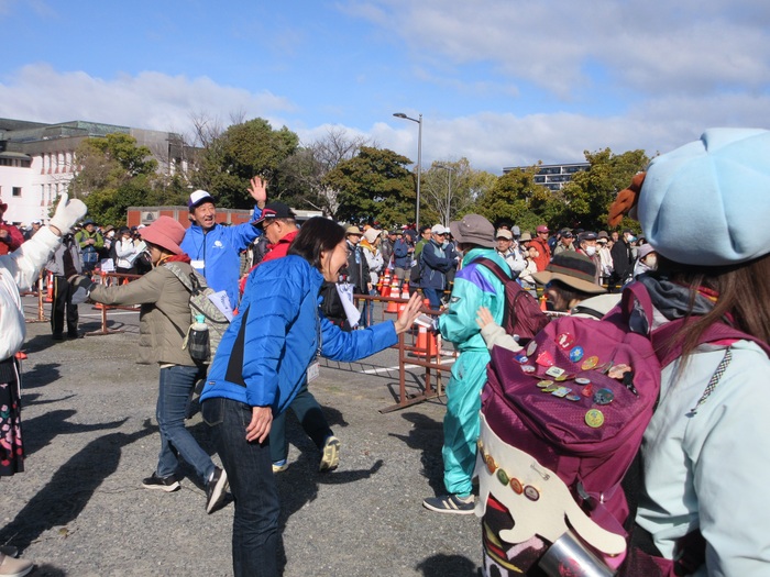 ハイタッチする伊東市長