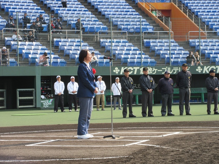 開会式で挨拶する伊東市長