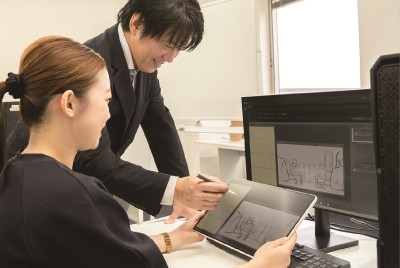 講師から指導を受ける受講生のイメージ画像
