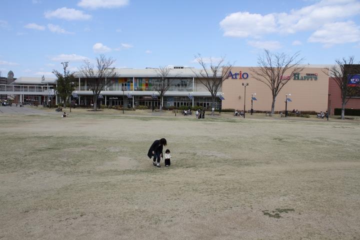 芝生広場を幼児とともに散歩