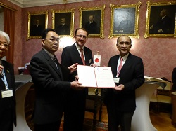 友好の公式証明書を掲げる小川会長、シュタードゥラー市長、梶田議長