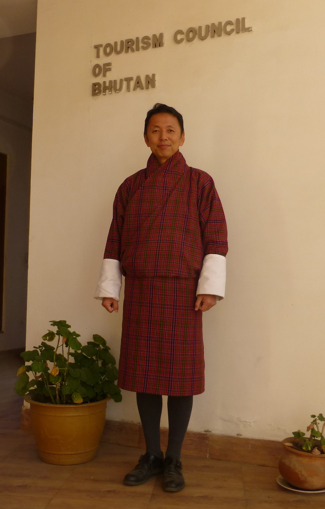 ブータンの民族衣装を着た白川浩司