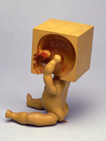岡崎和郎「黄色い人形」1967年 ポリエステル樹脂