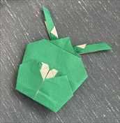 折り紙で折ったエサキモンキツノカメムシ