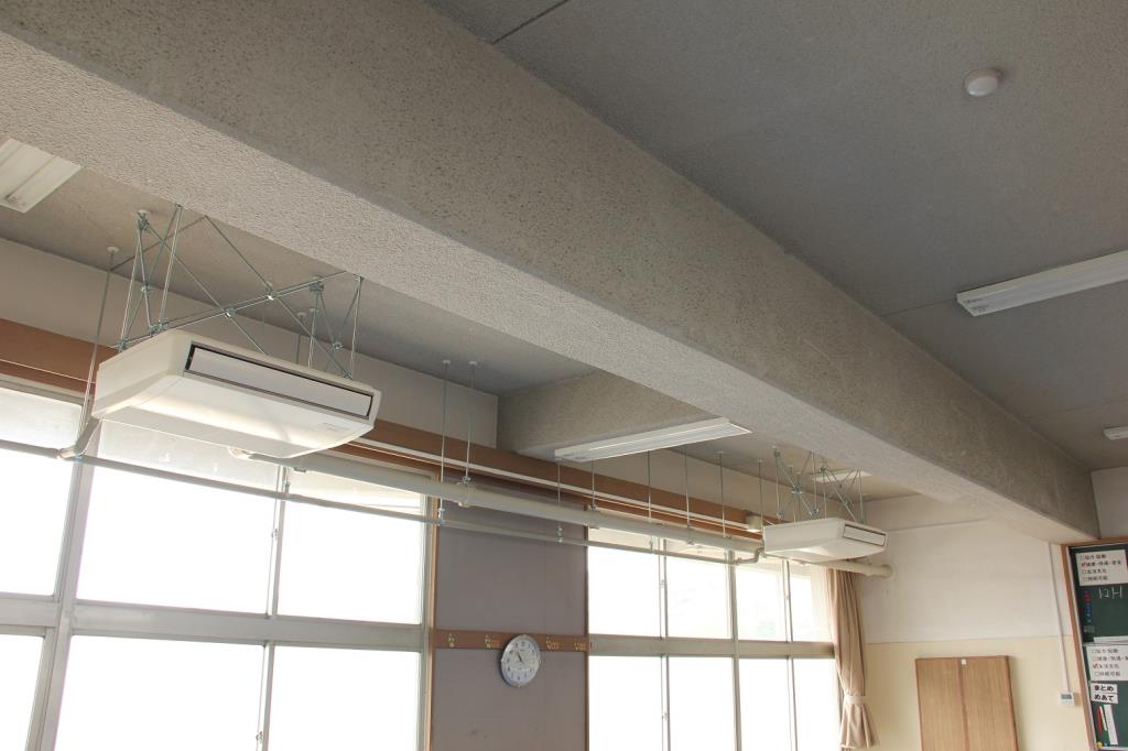 玉島東中学校特別教室空調室内機の写真