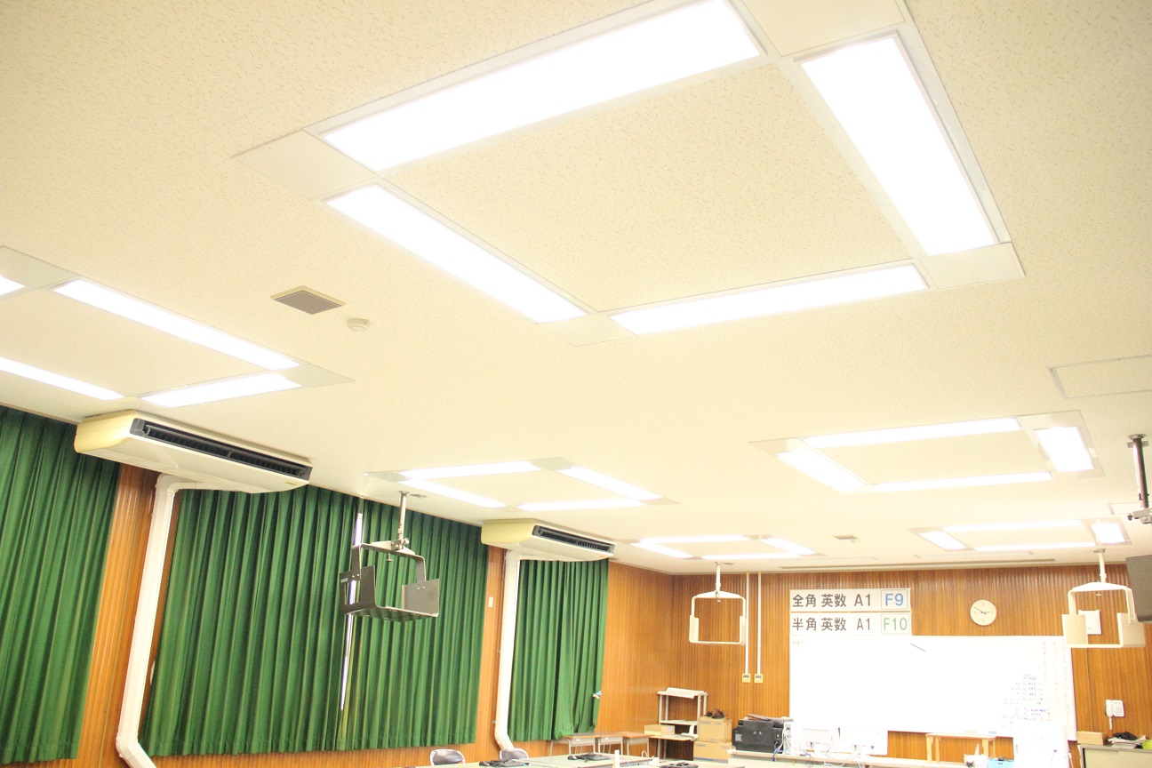 児島中学校中校舎コンピュータ室の写真
