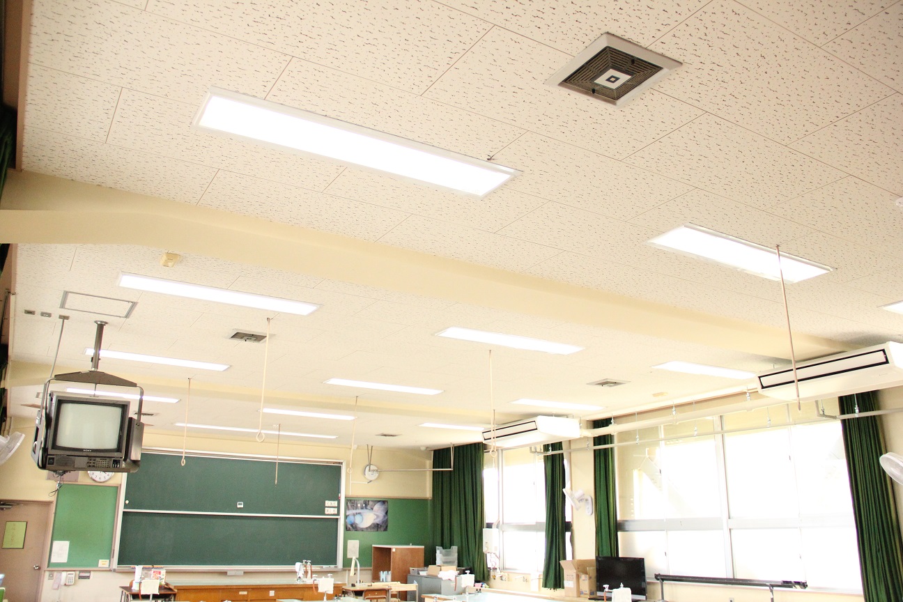 児島中学校中校舎理科室の写真