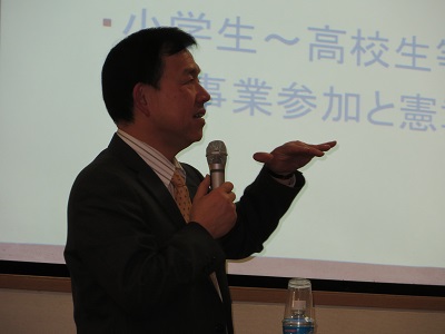 写真：福知山市の田村会長による，楽しく，かつ情熱に満ちあふれた講演